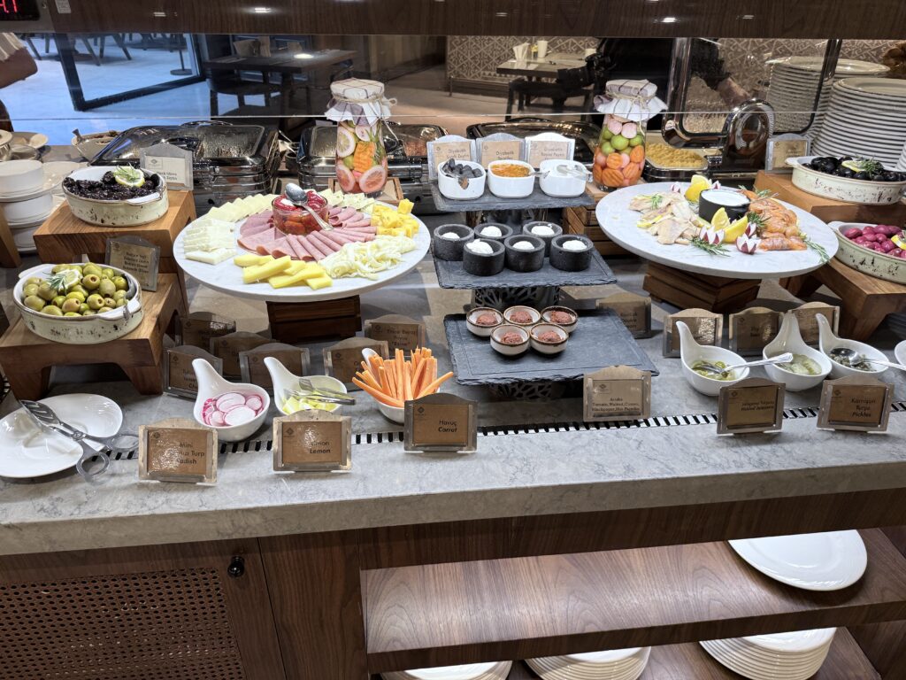 チーズ・ハム・コールドカットの盛り合わせ