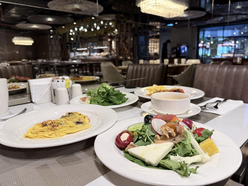 実食レポ：オムレツとサラダとスープの朝食プレート