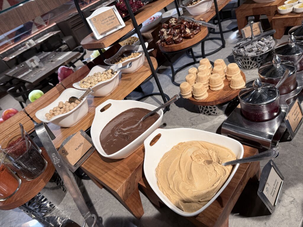 チョコレートとピーナッツバターとミニコーン