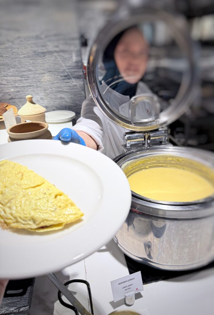 カッパドキア・マリオットの朝食、卵料理のライブ調理コーナーで焼くオムレツ