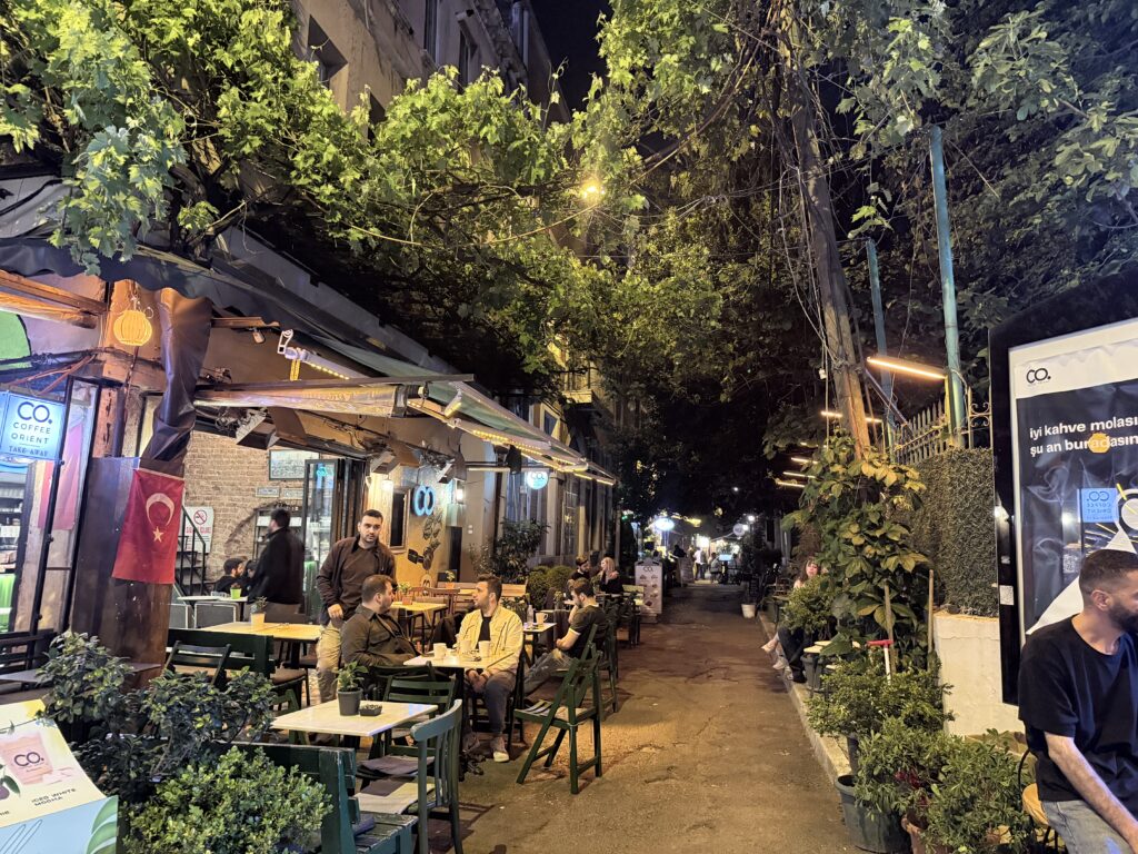 夜のカラキョイの路地