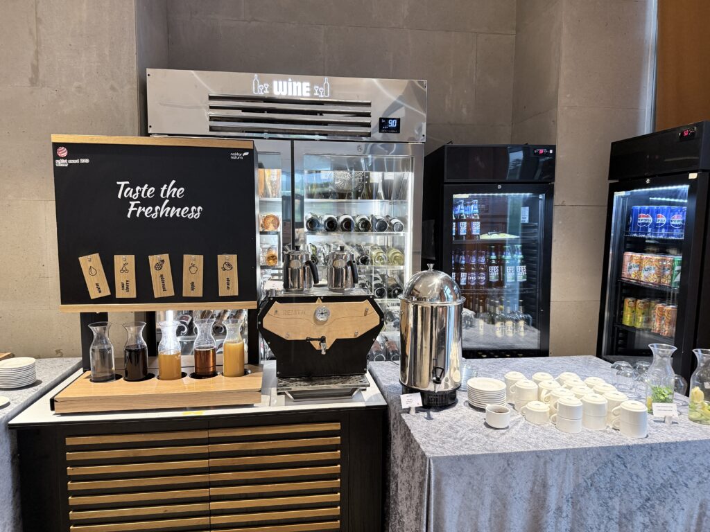 カッパドキア・マリオットの朝食ドリンクコーナー。ジュースやコーヒーが並ぶ