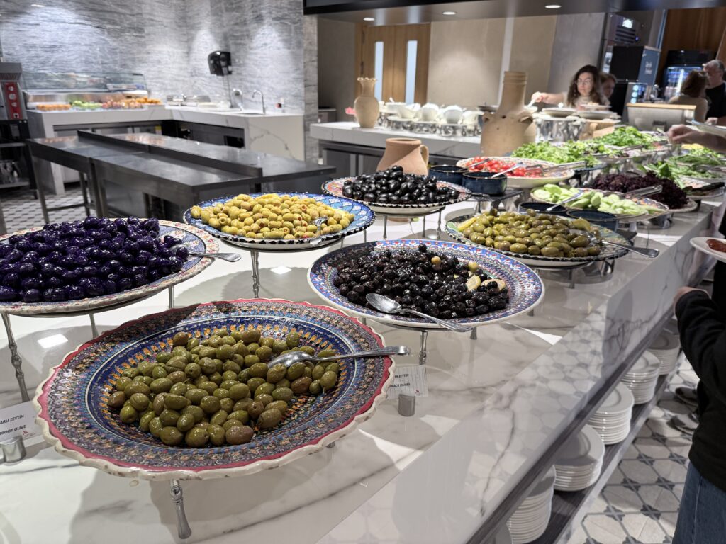 カッパドキア・マリオットの朝食ビュッフェ。オリーブやチーズ、サラダなどトルコ式の前菜コーナー