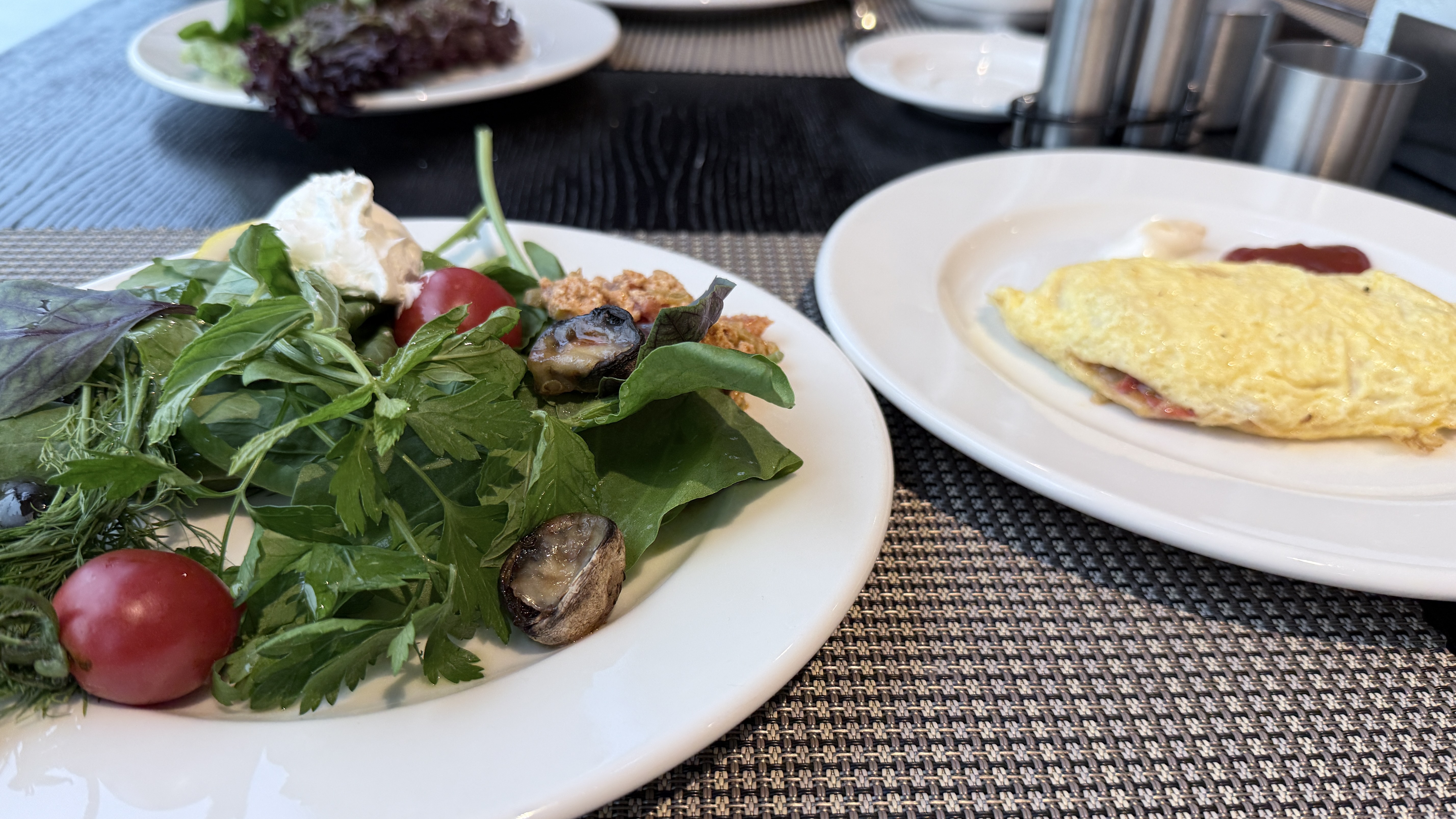 カッパドキア・マリオットの朝食実食。特大オムレツとサラダを盛ったプレート