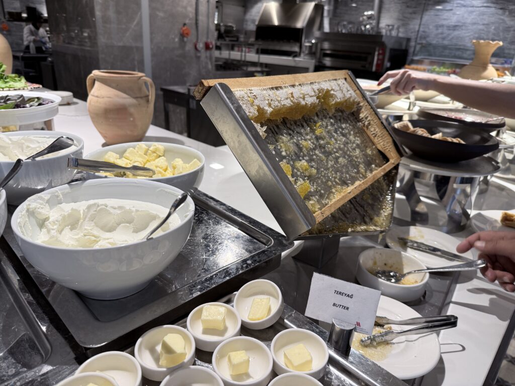 カッパドキア・マリオットの朝食。蜂の巣付きの巣蜜(ハニカム)とヨーグルト、バター