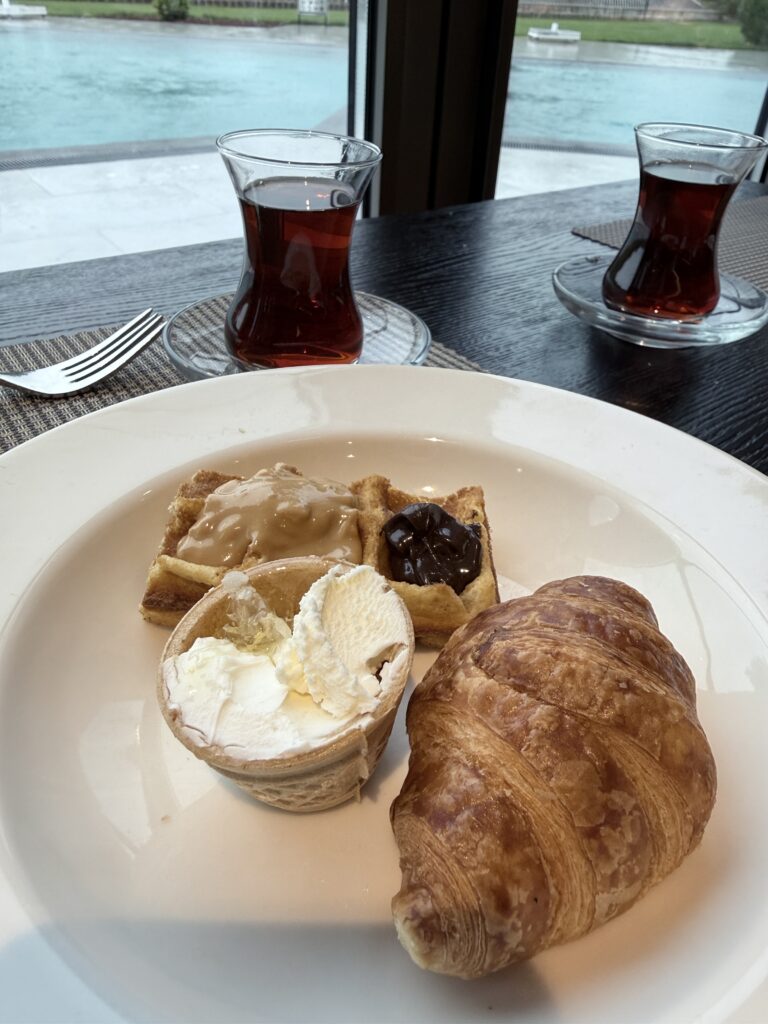 カッパドキア・マリオットの朝食実食。ギリシャヨーグルトに巣蜜、トルコ紅茶とクロワッサン