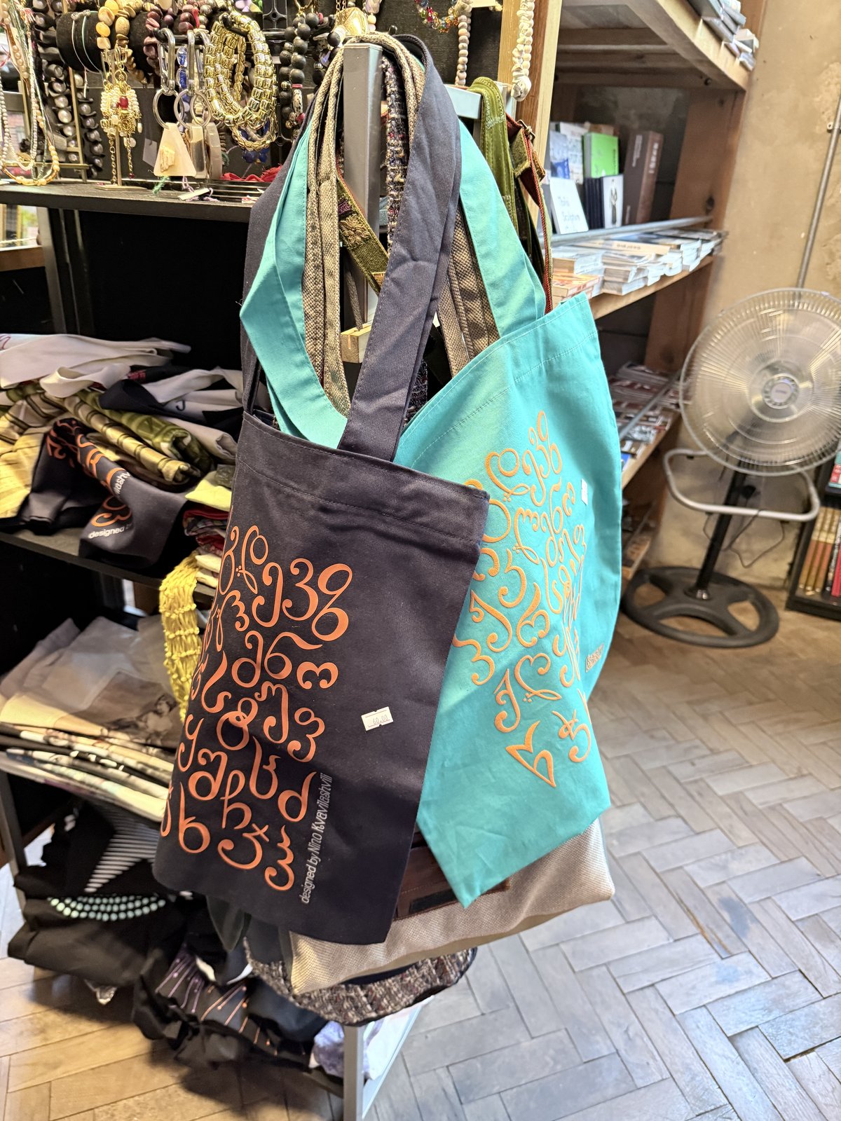 ジョージア文字が入ったトートバッグ