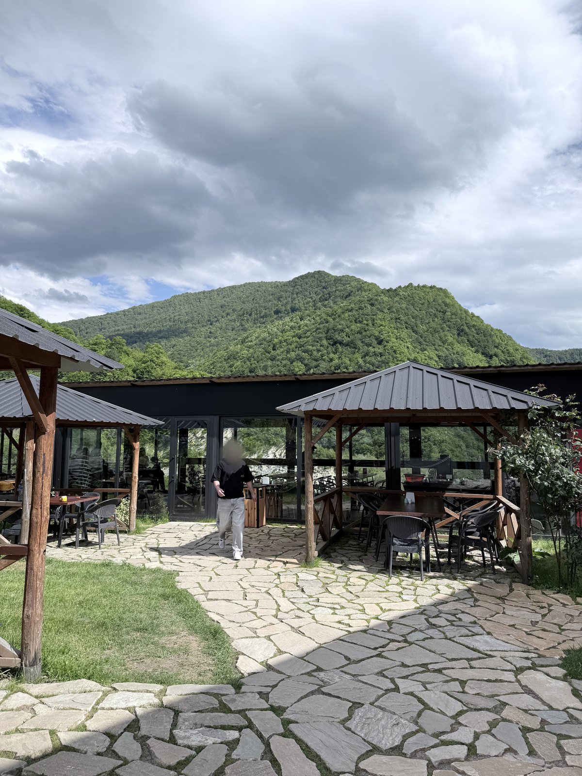 ツアーのランチのお店の東屋のある屋外席