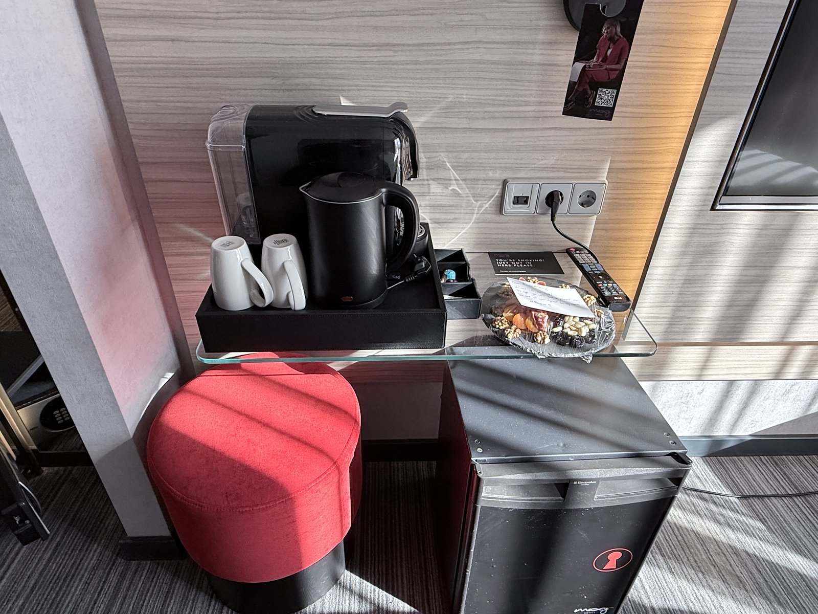モクシー トビリシの客室のコーヒーマシンと赤い椅子
