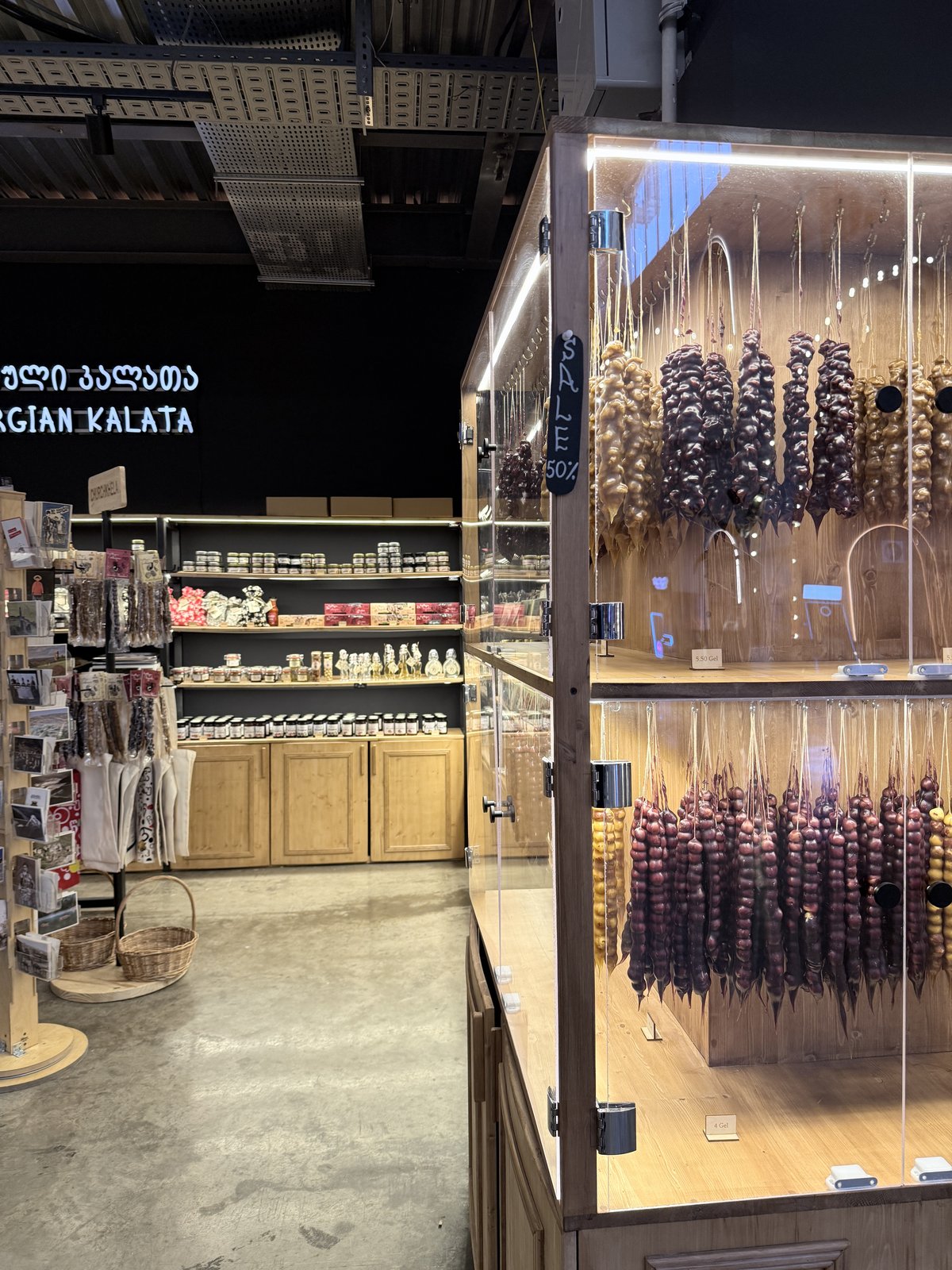 モクシー トビリシ近くの市場で売られているチュルチヘラ