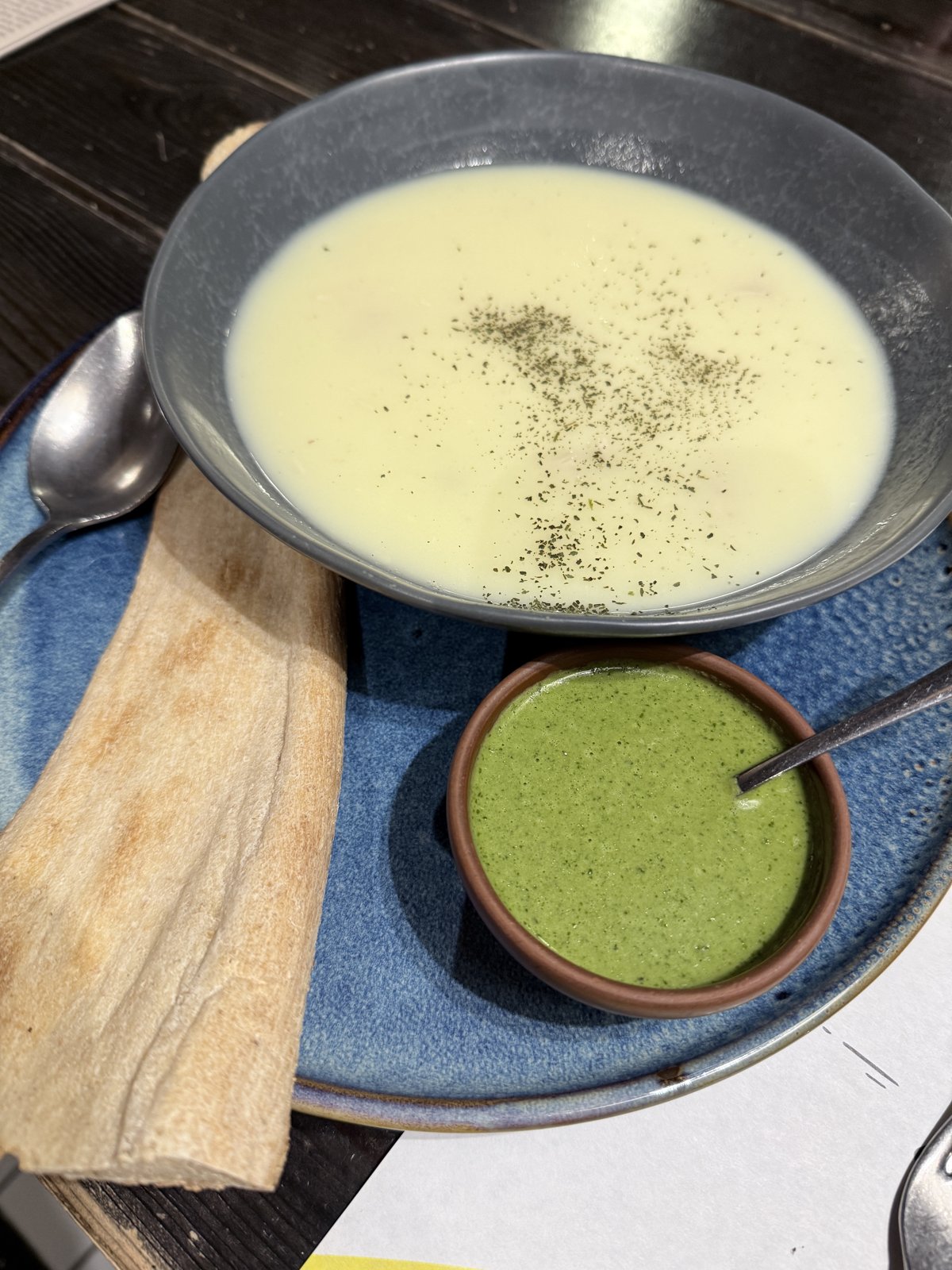 トビリシのレストランRIGIのチヒルトマとバゲット、コリアンダーソース