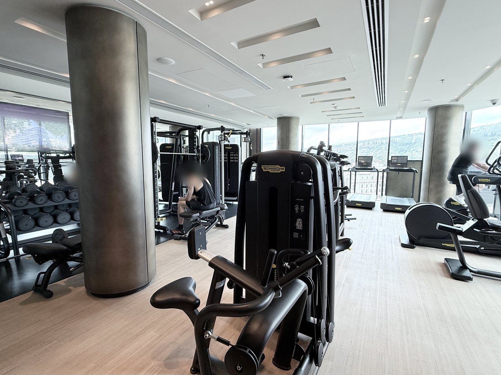 パラグラフ フリーダムスクエア トビリシのジム（Technogym）