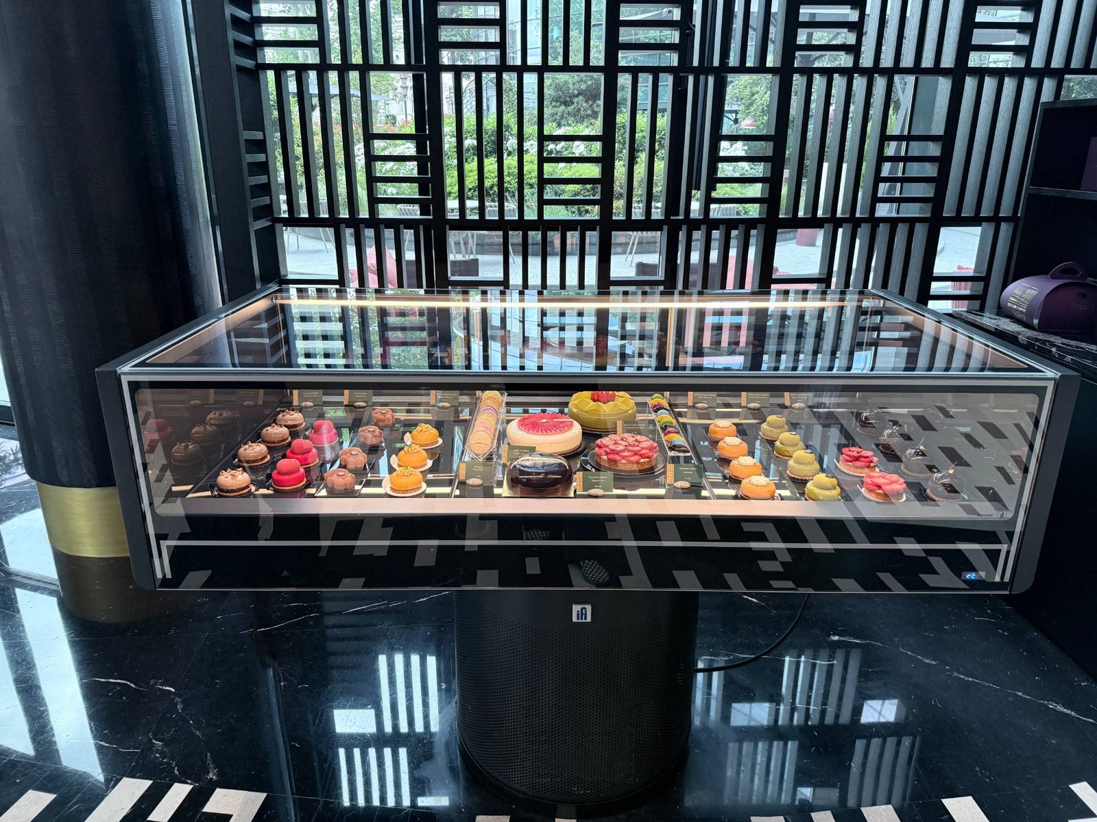 パラグラフ フリーダムスクエア トビリシのロビーのカフェにあるケーキのショーケース