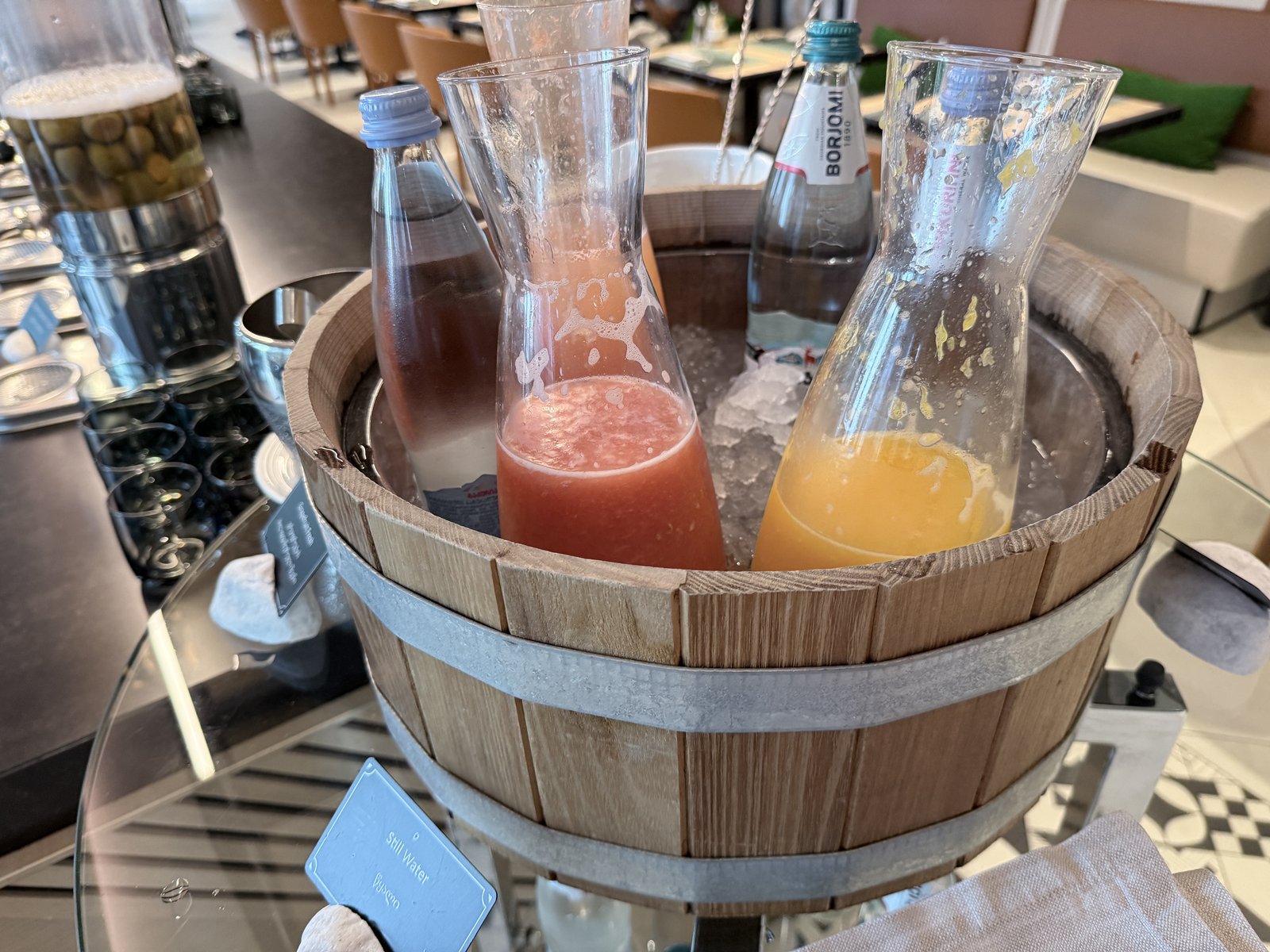 パラグラフ フリーダムスクエア トビリシの朝食会場Gulama。氷を入れた木の樽に並ぶオレンジとグレープフルーツの生搾りジュース