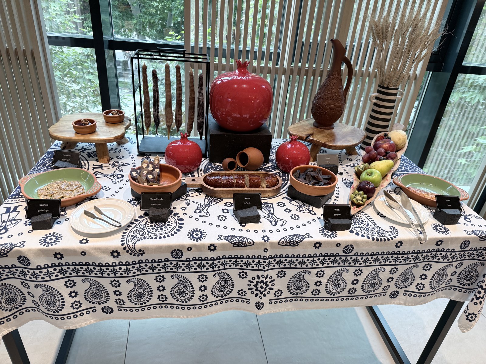 パラグラフ フリーダムスクエア トビリシの朝食会場にあるジョージアらしい飾り付けのコーナー