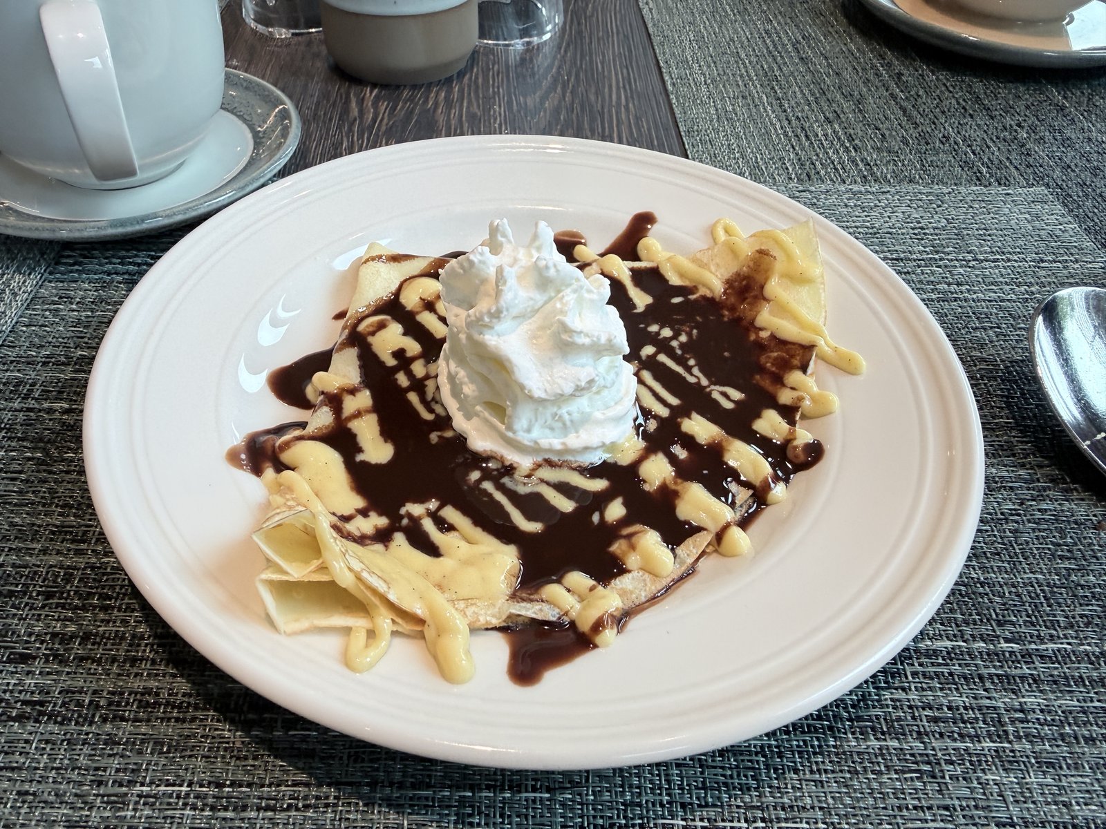 パラグラフ フリーダムスクエア トビリシの朝食。その場で焼いてもらったクレープにチョコレートソースとホイップクリーム