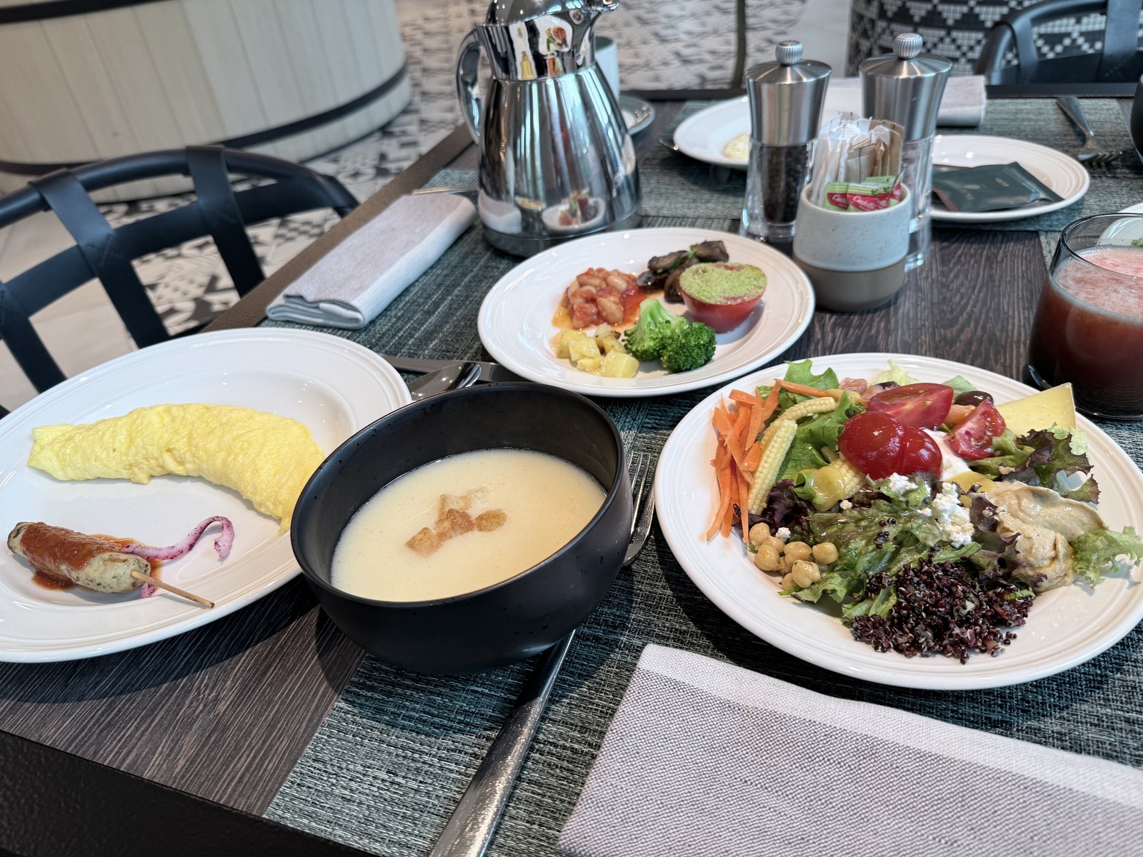 パラグラフ フリーダムスクエア トビリシの朝食。チーズオムレツとサラダ