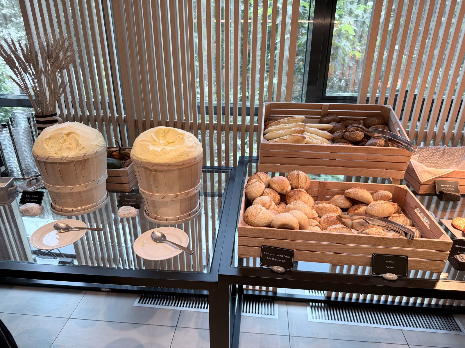 パラグラフ フリーダムスクエア トビリシの朝食。樽のような器に盛られたバターとパン