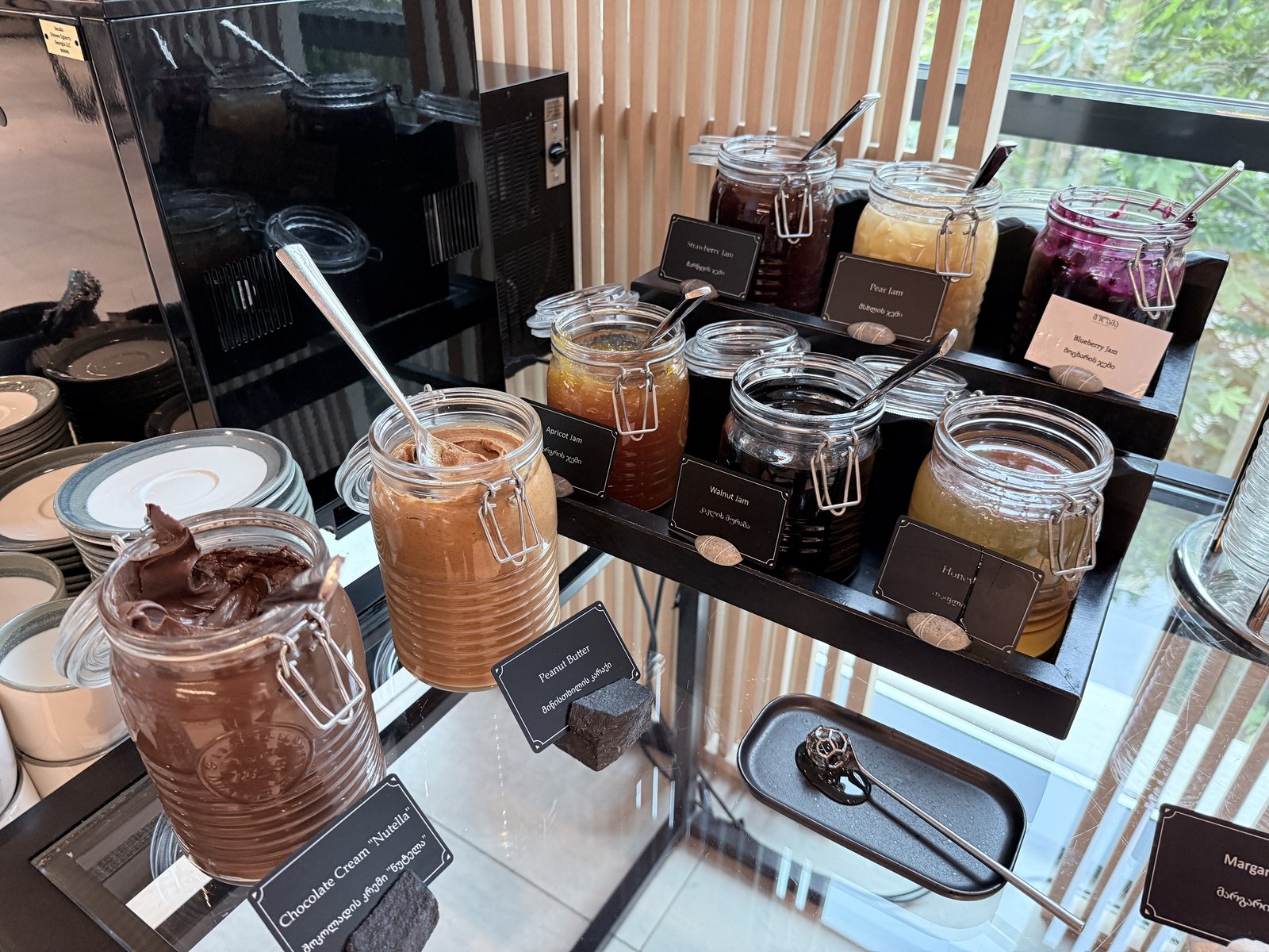 パラグラフ フリーダムスクエア トビリシの朝食。蜂蜜やジャム、ピーナッツバター、チョコレートスプレッドの瓶