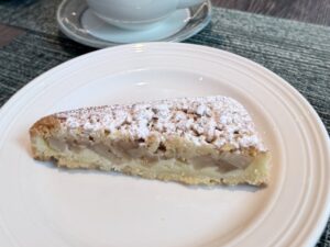 パラグラフ フリーダムスクエア トビリシの朝食。粉砂糖がかかったフルーツタルト
