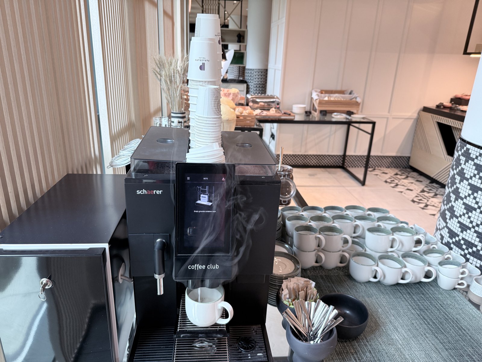 パラグラフ フリーダムスクエア トビリシの朝食会場のセルフのコーヒーマシン