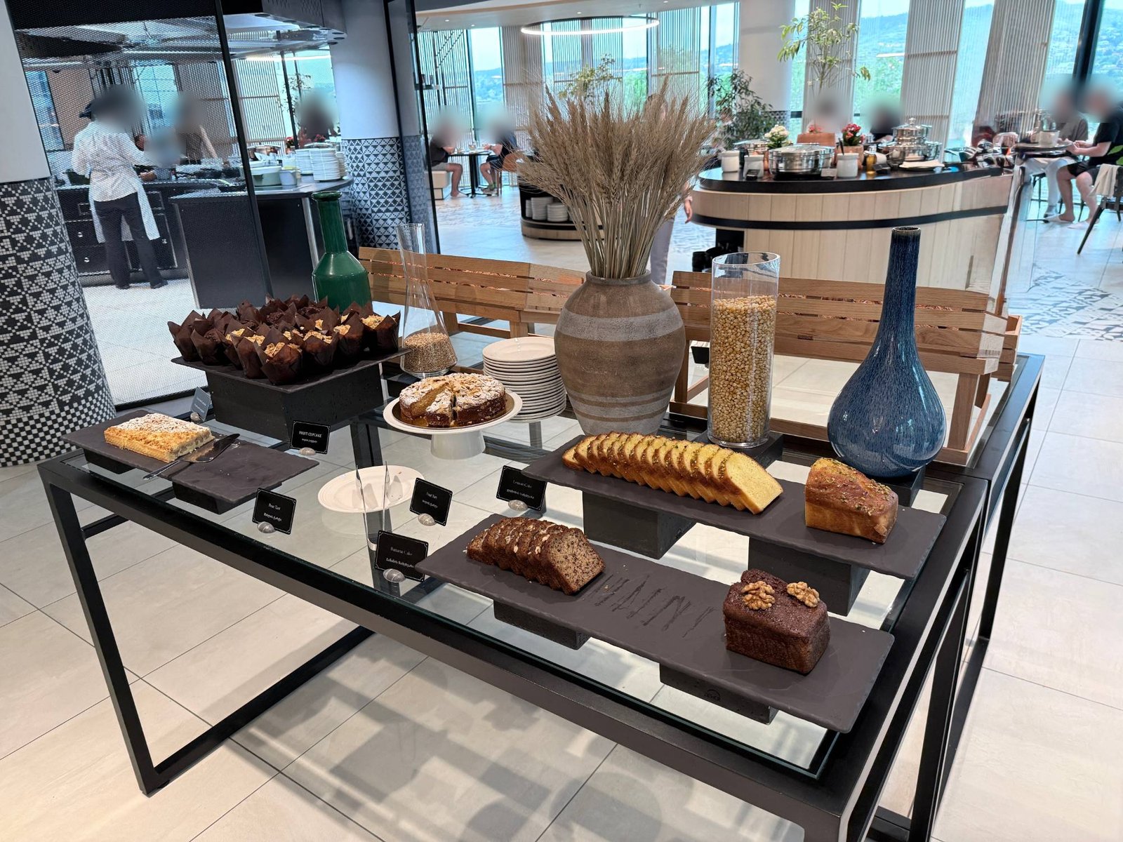 パラグラフ フリーダムスクエア トビリシの朝食のスイーツコーナー。バナナケーキ、レモンケーキ、タルト、カップケーキが並ぶ