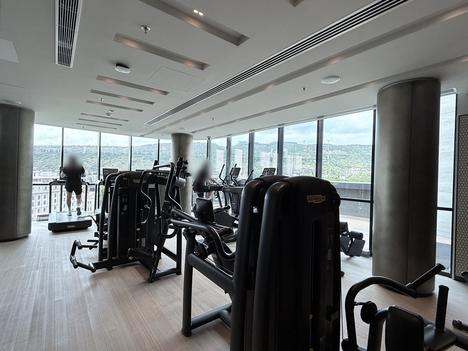 パラグラフ フリーダムスクエア トビリシのジム。窓に沿って並ぶTechnogymのマシン