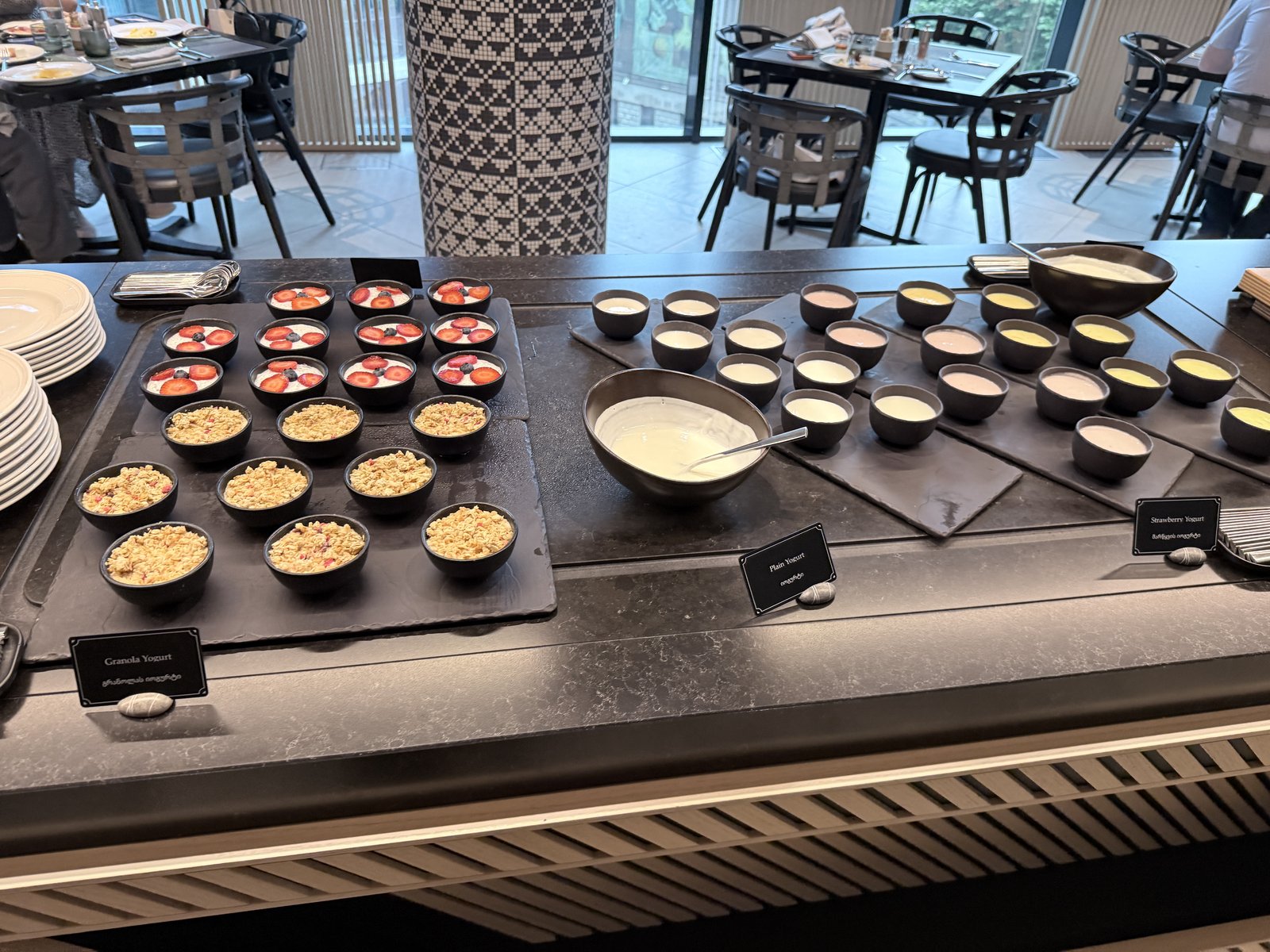 パラグラフ フリーダムスクエア トビリシの朝食。ヨーグルトとグラノーラのコーナー