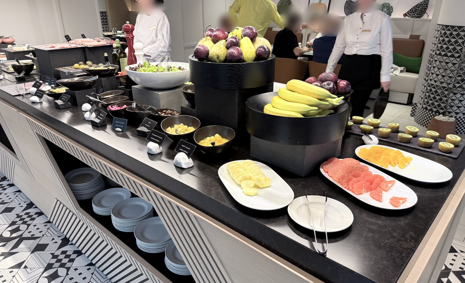 パラグラフ フリーダムスクエア トビリシの朝食。バナナやプラム、カットフルーツが並ぶフルーツコーナー