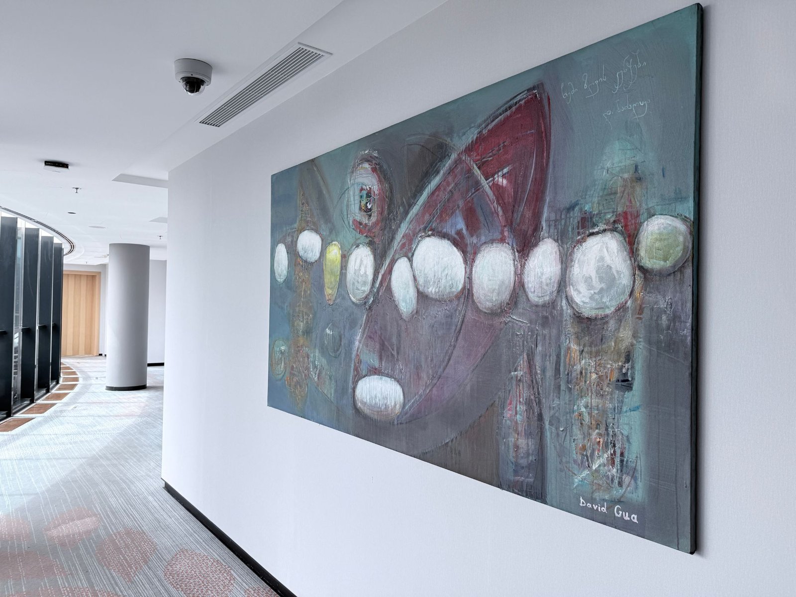 パラグラフ フリーダムスクエア トビリシのプール横の廊下に飾られた絵画