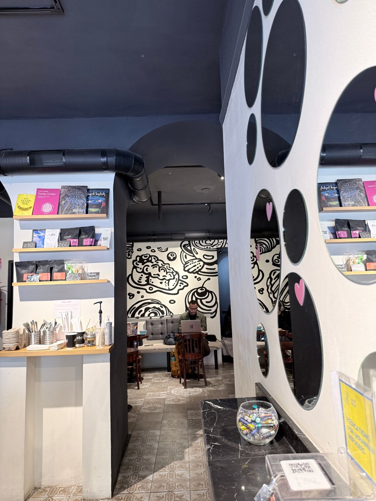 丸い鏡の仕切りがあるBabáの店内