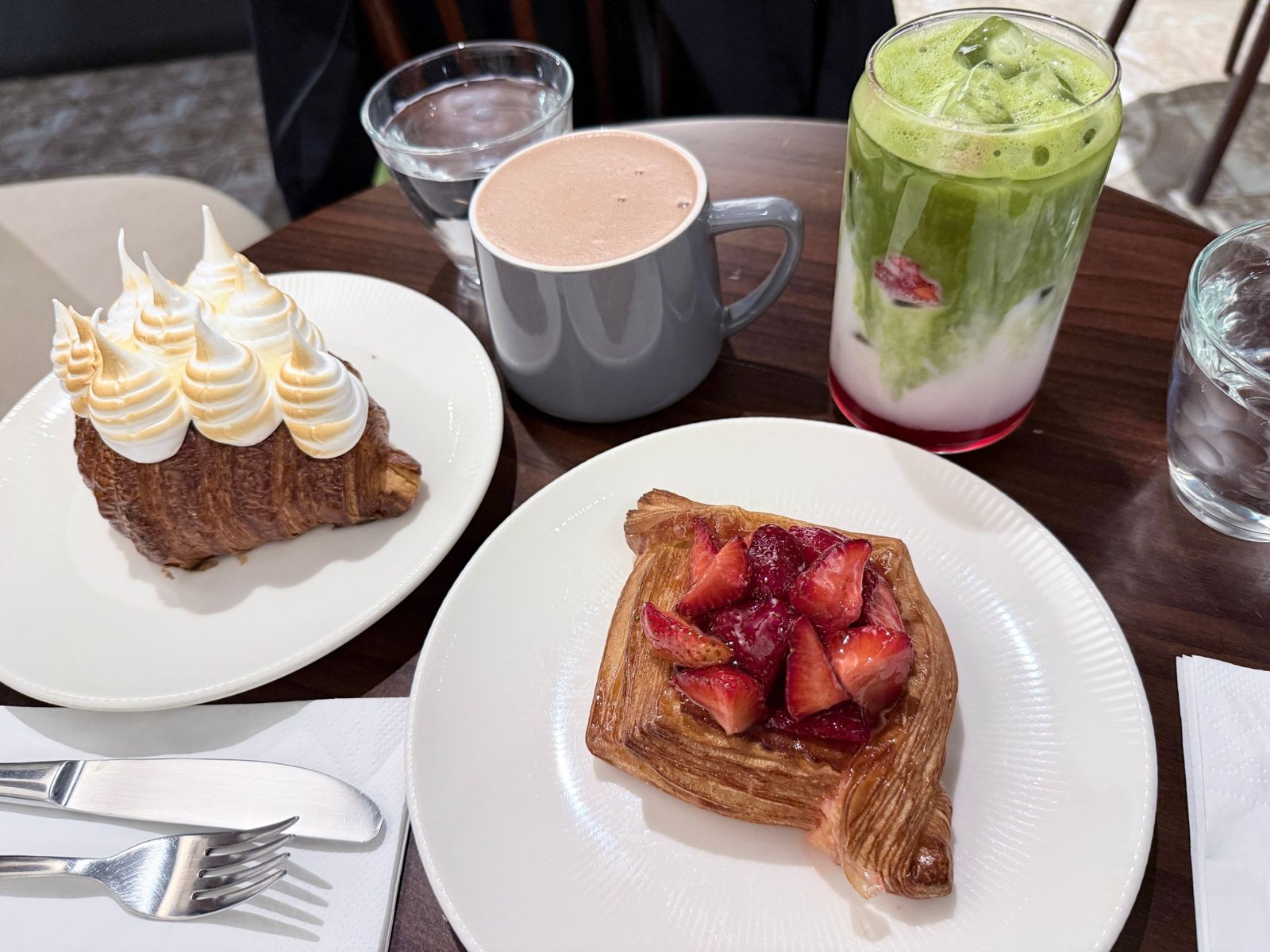 メレンゲクロワッサン、いちごのデニッシュ、オーツミルクラテ、いちごと抹茶のドリンク