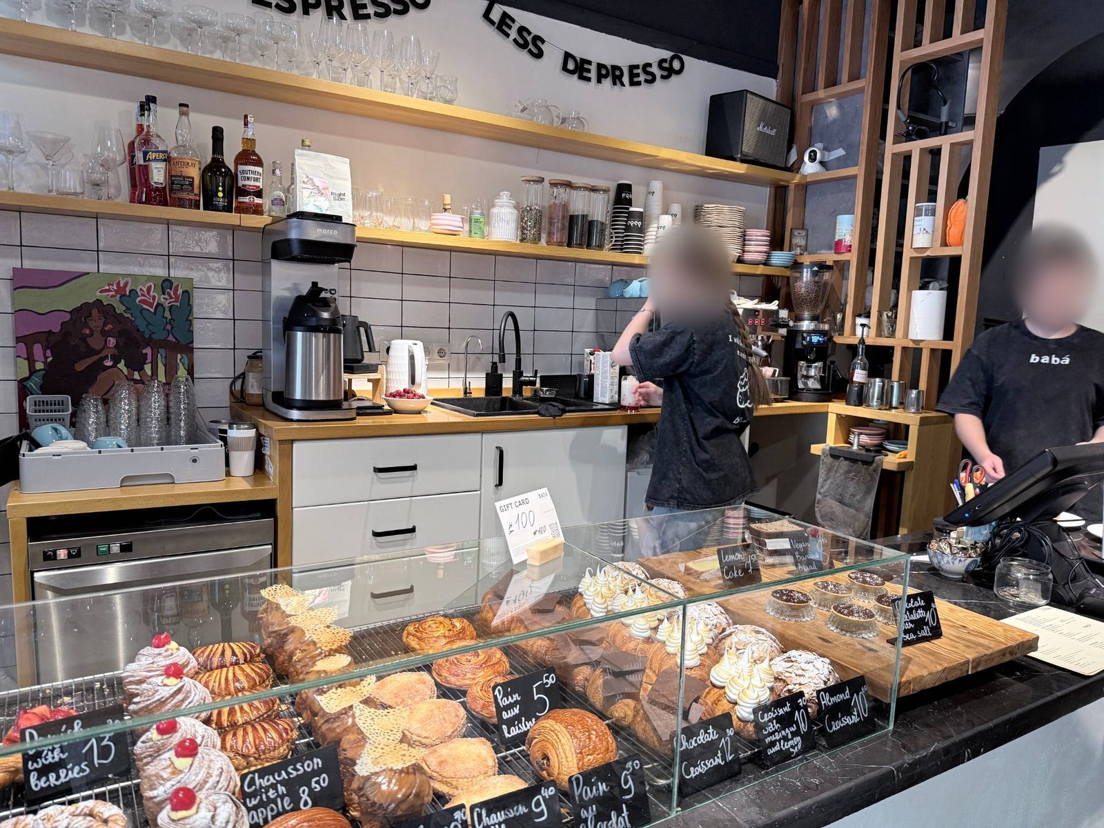 Babáのショーケースに並ぶクロワッサンやデニッシュ