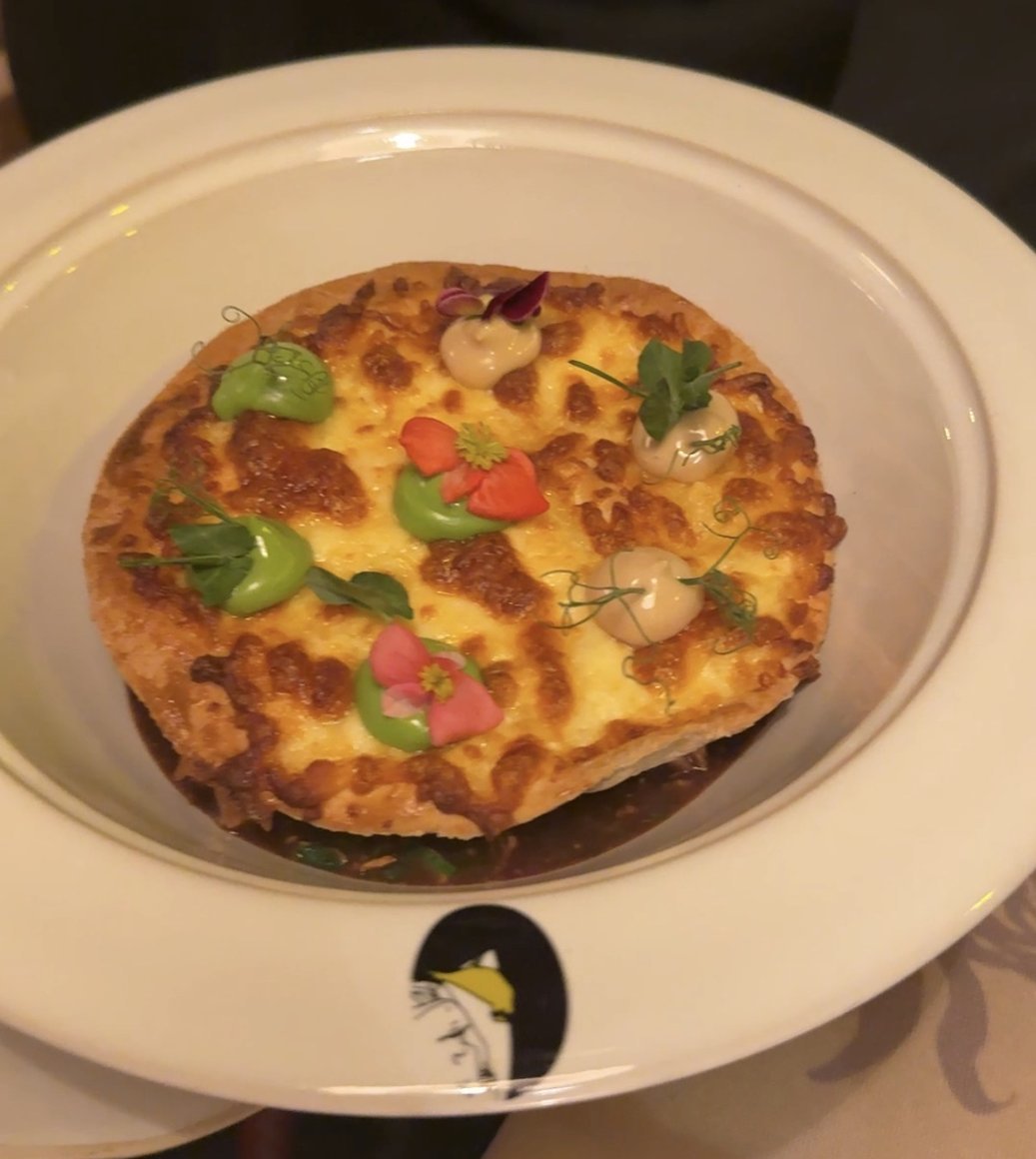 パイ生地をかぶせて焼いた鶏のチャホフビリ