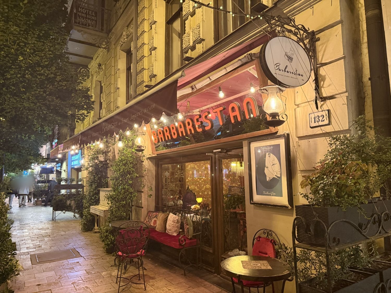 夜のバルバレスタンの外観（アグマシェネベリ通り132番地）