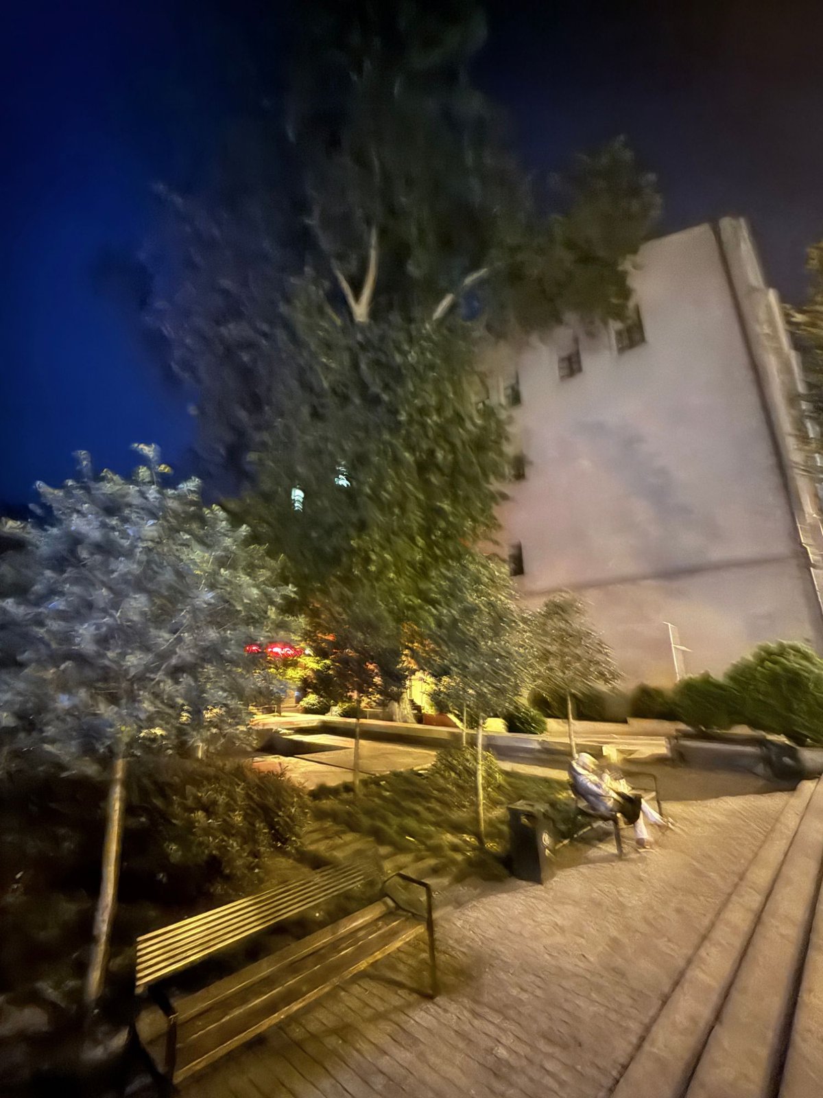 バルバレスタンの隣にある夜の公園