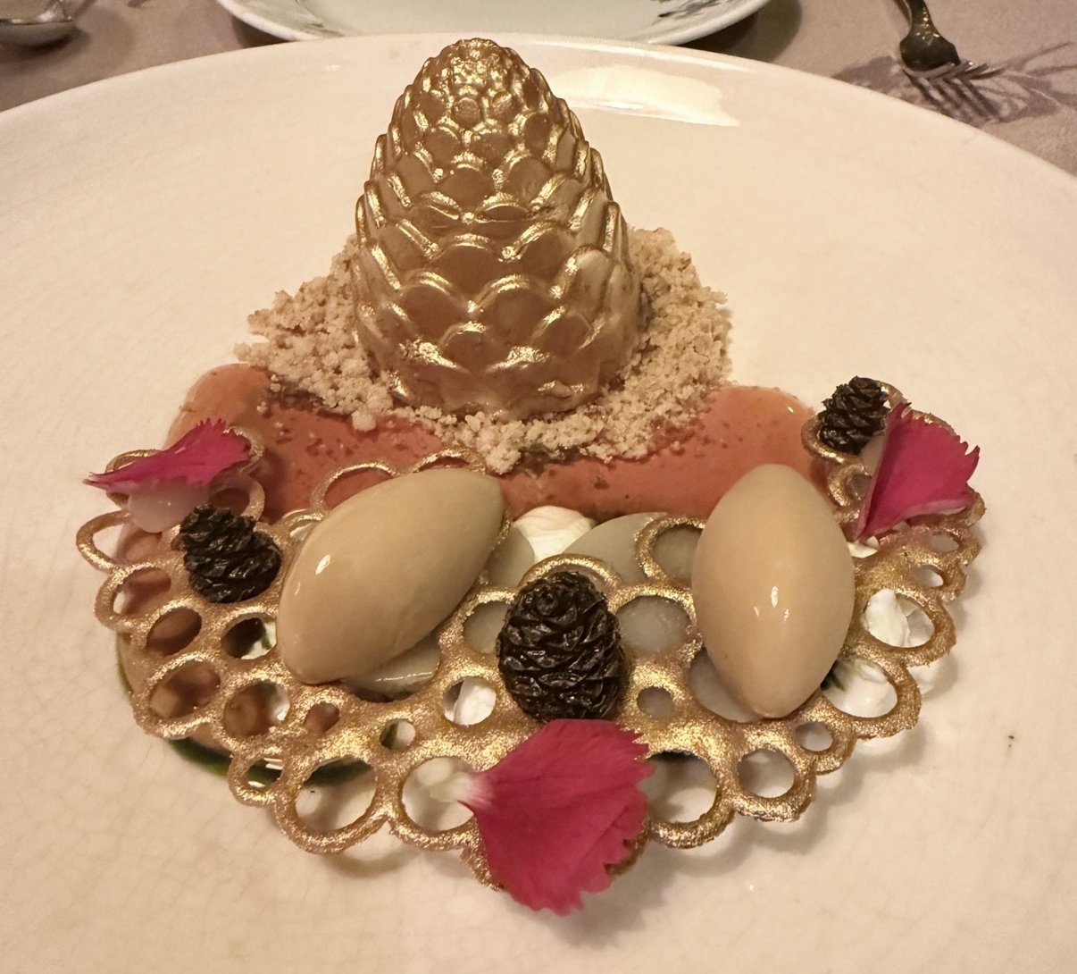 バルバレスタンの松ぼっくりのデザート（Pinecone dessert）