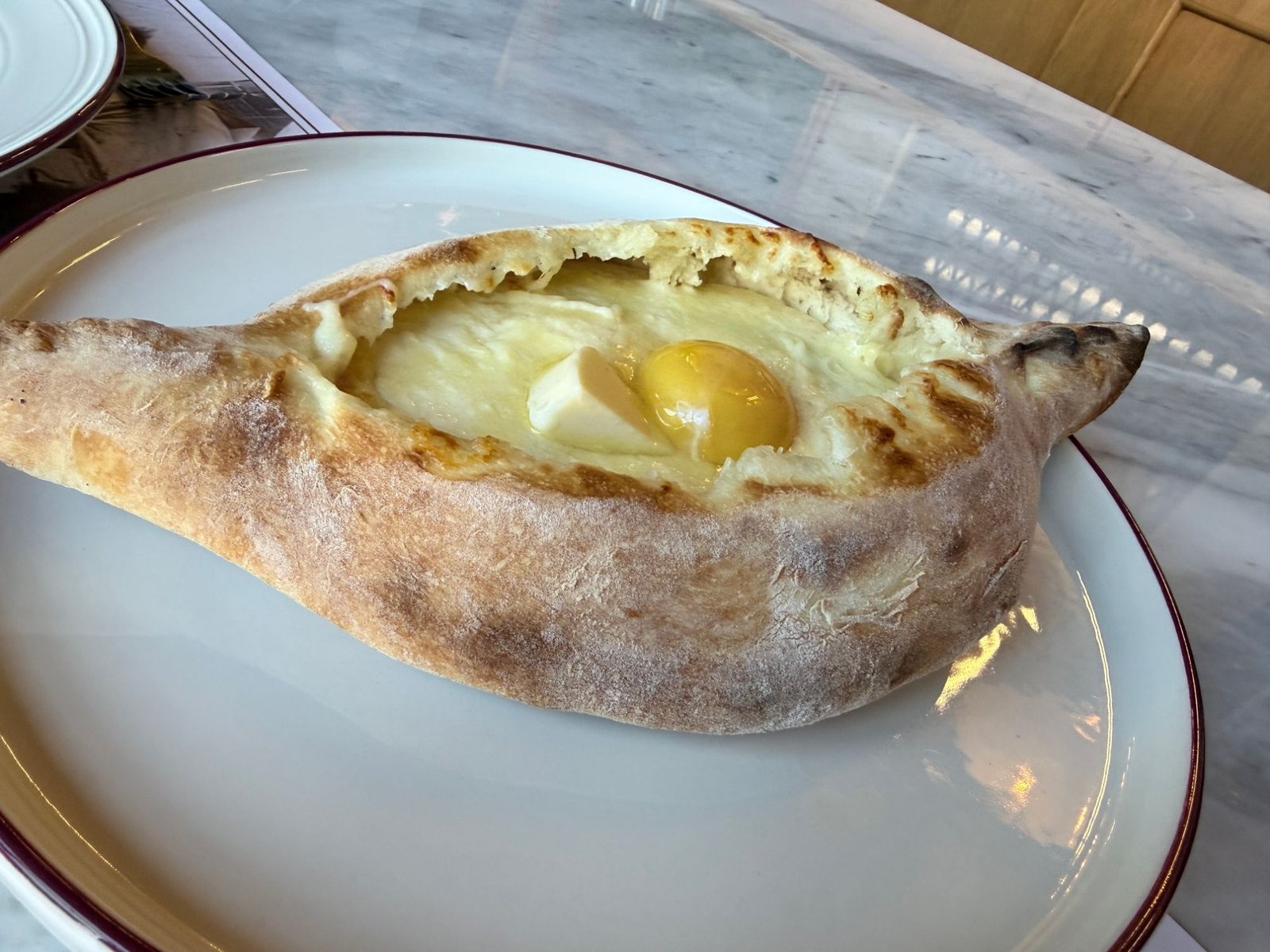 卵黄とバターがのったアジャルリ・ハチャプリのアップ