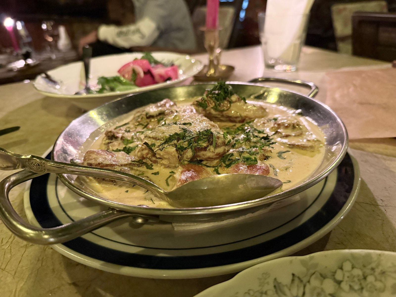 シャヴィ・ロミのシュクメルリ（鶏肉のにんにくクリーム煮）