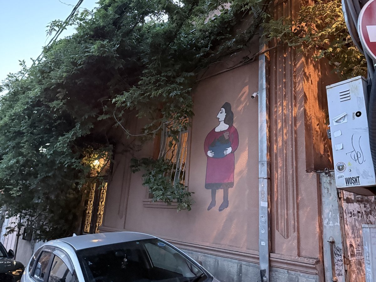 シャヴィ・ロミの外壁に描かれた、赤い服の女性の絵